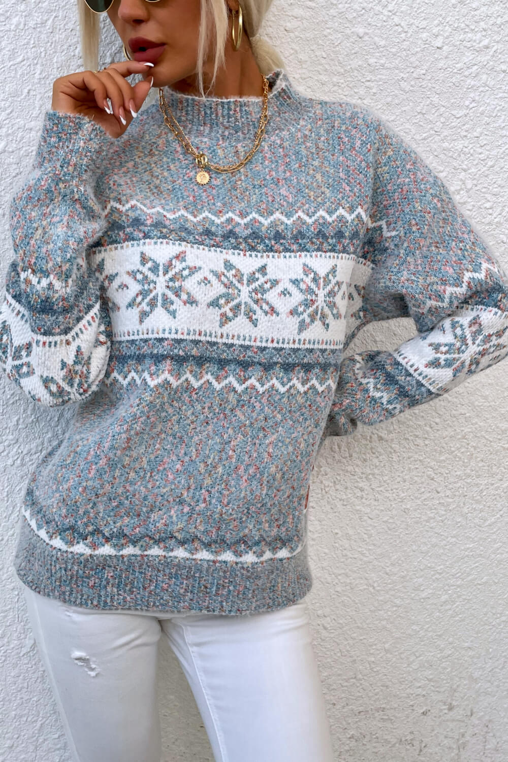 Cloudy Blue &amp; White Snowflake Pattern Mock Neck Women&#39;s Sweater